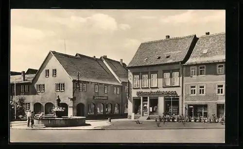 AK Kölleda /Kr. Sömmerda, Markt mit Geschäften und Brunnen