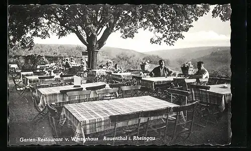 AK Rauenthal im Rheingau, Gäste auf der Terrasse des Garten Restaurant v. Winzerhaus