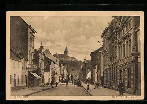 AK Siegburg, Kaiserstrasse mit Passanten und Michaelsberg