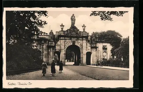 AK Fulda, Paulus-Tor mit Passanten