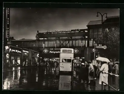 AK Berlin, Bahnhof Friedrichstrasse bei Dunkelheit und Regen