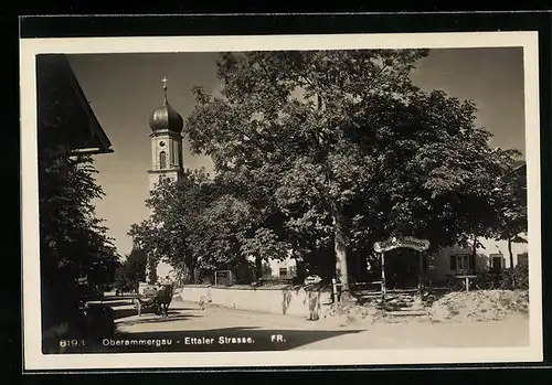 AK Oberammergau, Ettaler Strasse mit Kirche und Gasthof Ambronia