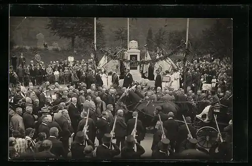 AK Karlsruhe, Feierstunde am Kriegerdenkmal mit Schützen und Priester