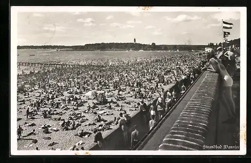 AK Berlin-Wannsee, Strandbad mit Badegästen, flaggen