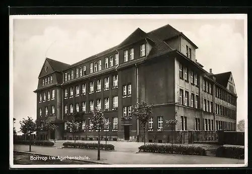 AK Bottrop i. W., Agathenschule mit Strasse