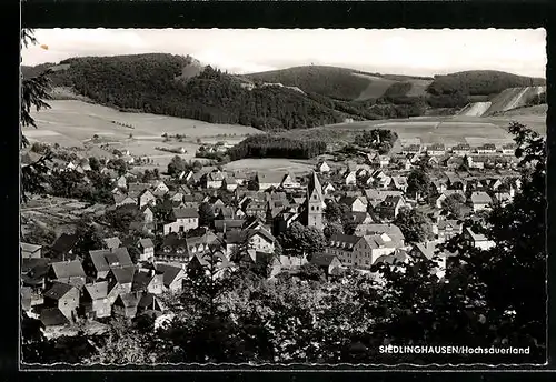 AK Siedlinghausen /Hochsauerland, Totalansicht von einem Berg aus gesehen