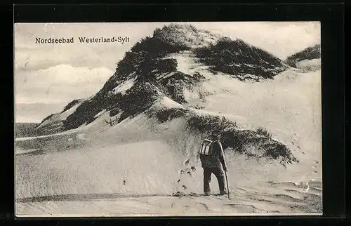 AK Nordseebad Westerland /Sylt, Wanderer an einer Düne stehend