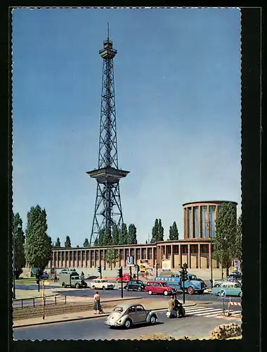 AK Berlin-Charlottenburg, VW-Käfer am Messegelände mit Funkturm