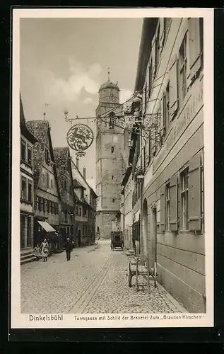 AK Dinkelsbühl, Turmgasse mit Schild der Brauerei zum Braunen Hirsch