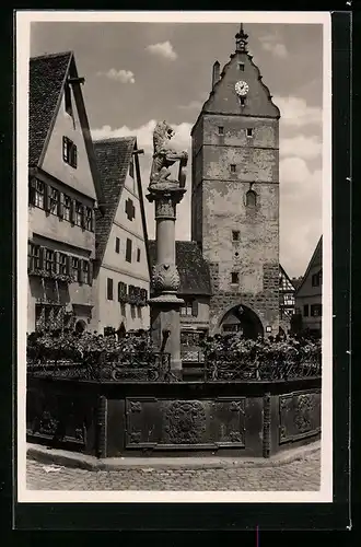 AK Dinkelsbühl, Wörnitztor mit Löwenbrunnen
