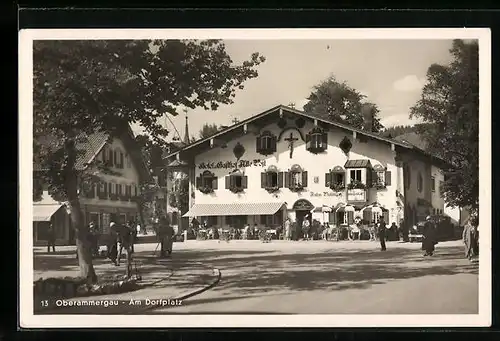 AK Oberammergau, Passanten auf dem Dorfplatz