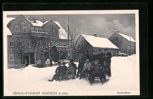 AK Hohegeiss /Harz, Strassenpartie mit Müllers Hotel und Gruppe mit Rodelschlitten