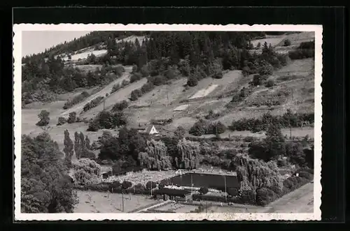 AK Mellenbach-Glasbach /Th., Schwimmbad mit Umgebung aus der Vogelschau