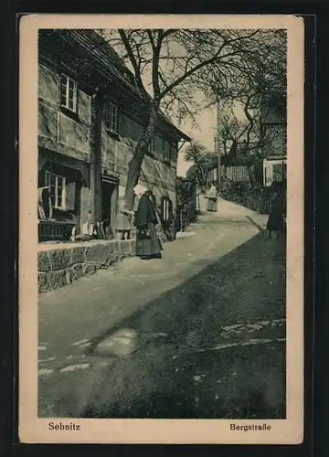 AK Sebnitz, Bergstrasse mit Passantinnen