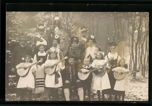 Foto-AK Haffkrug, Strandfest 1913 im Winter, Husar mit Kolpak