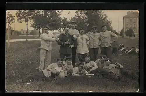 Foto-AK Lechfeld, Soldaten mit Krätzchen, Erinnerungsfoto