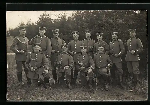 Foto-AK Lechfeld, Soldaten mit Schützenschnüren und ohne im Truppenlager