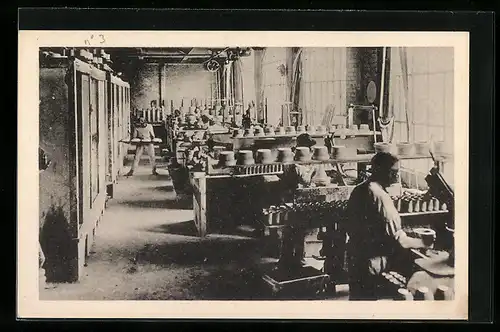 AK Limoges, Atelier de Fabrication, A l`aide de moules en plâtre et de tours à calibrer, les objets sont faconnés