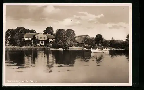 AK Gammelbygaard b. Sörup, Gehöft am Ufer