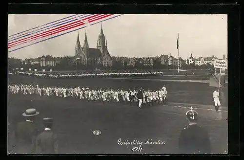 Foto-AK München, Luitpoldtag 1911 auf der Theresienwiese, Parade der Luitpold-Oberrealschule vor Stadtkulisse