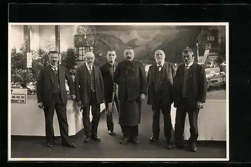 Foto-AK Breitenberg, Obstausstellung 1932, Herrengruppe vor Obstständen