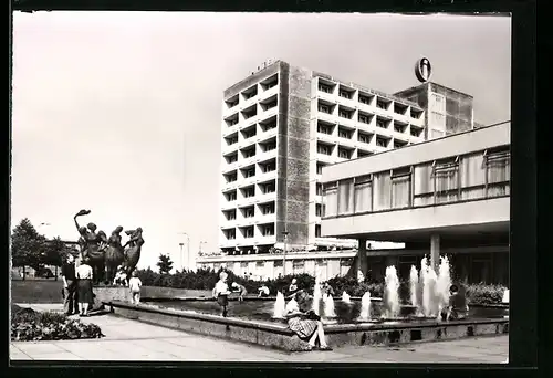 AK Rostock, Interhotel Warnow mit Springbrunnen