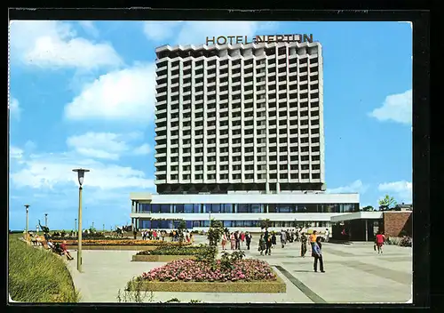 AK Rostock-Warnemünde, Hotel Neptun mit Passanten