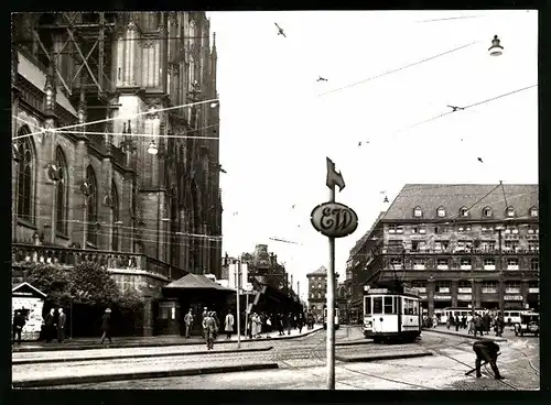 Fotografie unbekannter Fotograf, Ansicht Köln, Strassenbahn vor dem Deichmannhaus