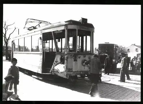Fotografie Strassenbahn-Triebwagen Nr. 7 der Linie 21 nach einem Unfall in Köln entgleist, Büssing Feuerwehrwagen daneben
