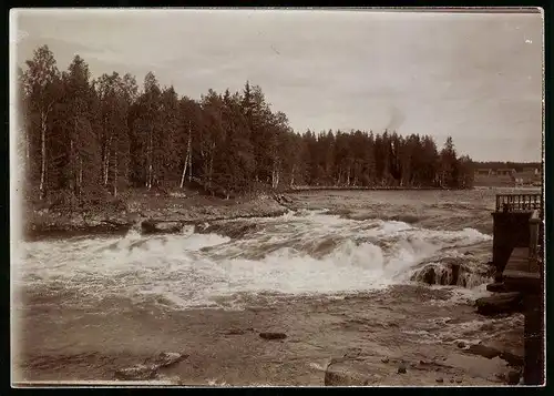 Fotografie M. L. Carstens, Hamburg, Ansicht Kajaani / Finnland, Stromschnellen vom Flussufer gesehen