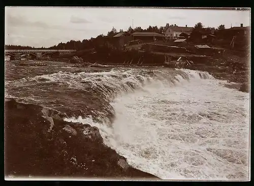 Fotografie M. L. Carstens, Hamburg, Ansicht Kajaani / Finnland, Uferpartie am wilden Fluss