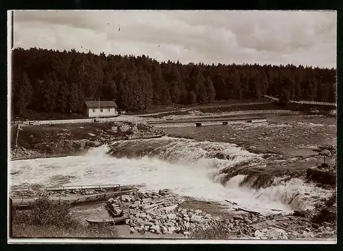 Fotografie M. L. Carstens, Hamburg, Ansicht Kajaani / Finnland, Flusspartie mit Stromschnellen