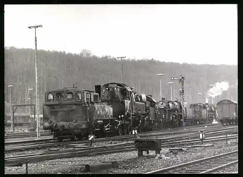 Fotografie unbekannter Fotograf, Ansicht Stolberg, Dampflokomotiven der Deutschen Bahn werden aneinandergekoppelt