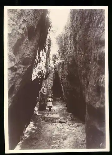 Fotografie unbekannter Fotograf, Ansicht Neuschloss / Böhmen, Familie besichtigt eine Schlucht / Felsformation