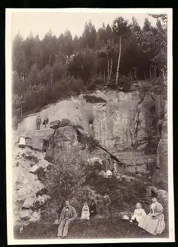Fotografie unbekannter Fotograf, Ansicht Neuschloss / Böhmen, Felsenwohnungen in einer Steilwand
