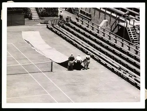 Fotografie DPA, Hamburg, Ansicht Paddington, White City Tenniscourt, Helfer decken den Rasen vom Tennisplatz ab