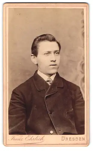 Fotografie Franz Ehrlich, Dresden, Königsbrückerstr. 50, Junger Herr im Anzug mit Krawatte