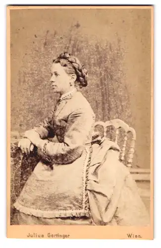 Fotografie Julius Gertinger, Wien, Margarethenstr. 28, Junge Dame im Kleid mit Flechtfrisur