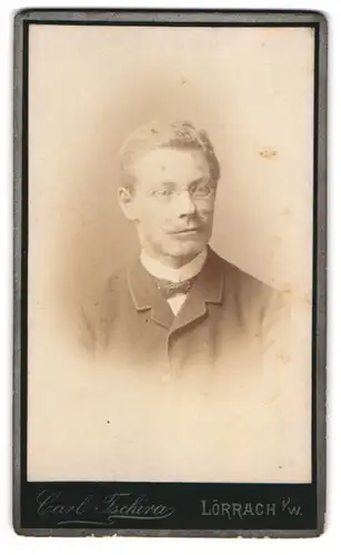Fotografie Carl Tschira, Lörrach i. W., Junger Herr im Anzug mit Brille