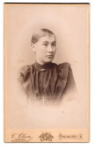 Fotografie C. Clare, Freiburg i. B., Junge Dame im Kleid mit Kragenbrosche