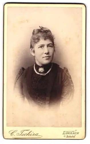 Fotografie C. Tschira, Lörrach, Junge hübsche Dame mit Kragenbrosche