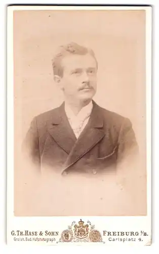Fotografie G. Th. Hase & Sohn, Freiburg i. B., Carlsplatz 4, Junger Herr im Anzug mit Krawatte