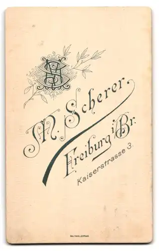 Fotografie M. Scherer, Freiburg i. Br., Kaiserstr. 3, Junger Herr im Anzug mit Zwirbelbart