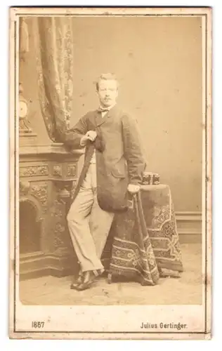 Fotografie Julius Gertinger, Wien, Margarethenstr. 28, Junger Herr in modischer Kleidung