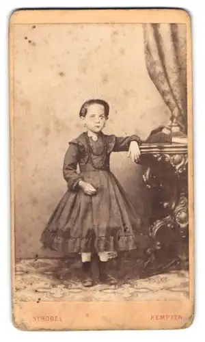 Fotografie L. Strobel, Kempten, Am Graben 143, Kleines Mädchen im Kleid
