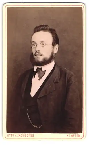 Fotografie Otto v. Zabuesnig, Kempten, Eleganter Herr mit Brille und Backenbart