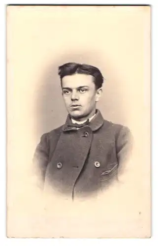Fotografie unbekannter Fotograf und Ort, Junger Herr im Mantel mit Fliege