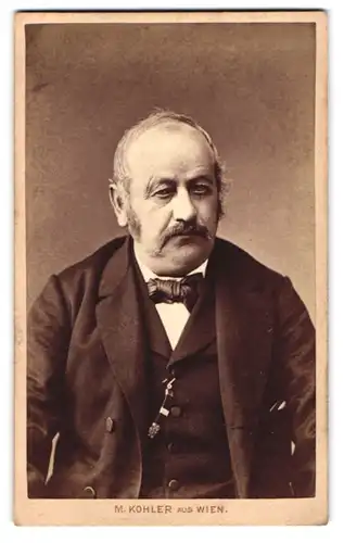 Fotografie M. Kohler, Wien-Rudolfsheim, Schweglerstr. 21, Älterer Herr im Anzug mit Schnauzbart