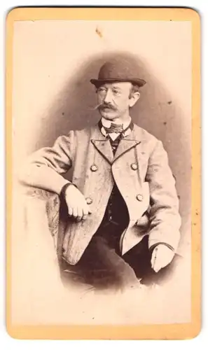 Fotografie unbekannter Fotograf und Ort, Bürgerlicher Herr mit Schnauzbart