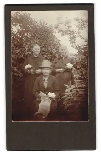 Fotografie unbekannter Fotograf und Ort, Drei ältere Damen in hübscher Kleidung